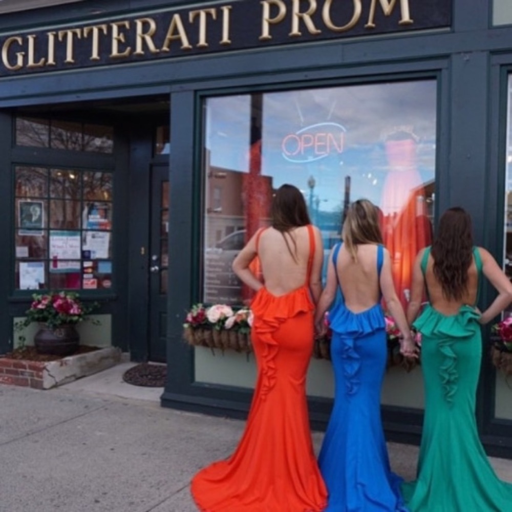 Red backless gown - Picture 2 of 3